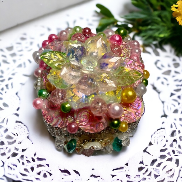 Embellished Ring Presentation Box - Picture 5 of 8